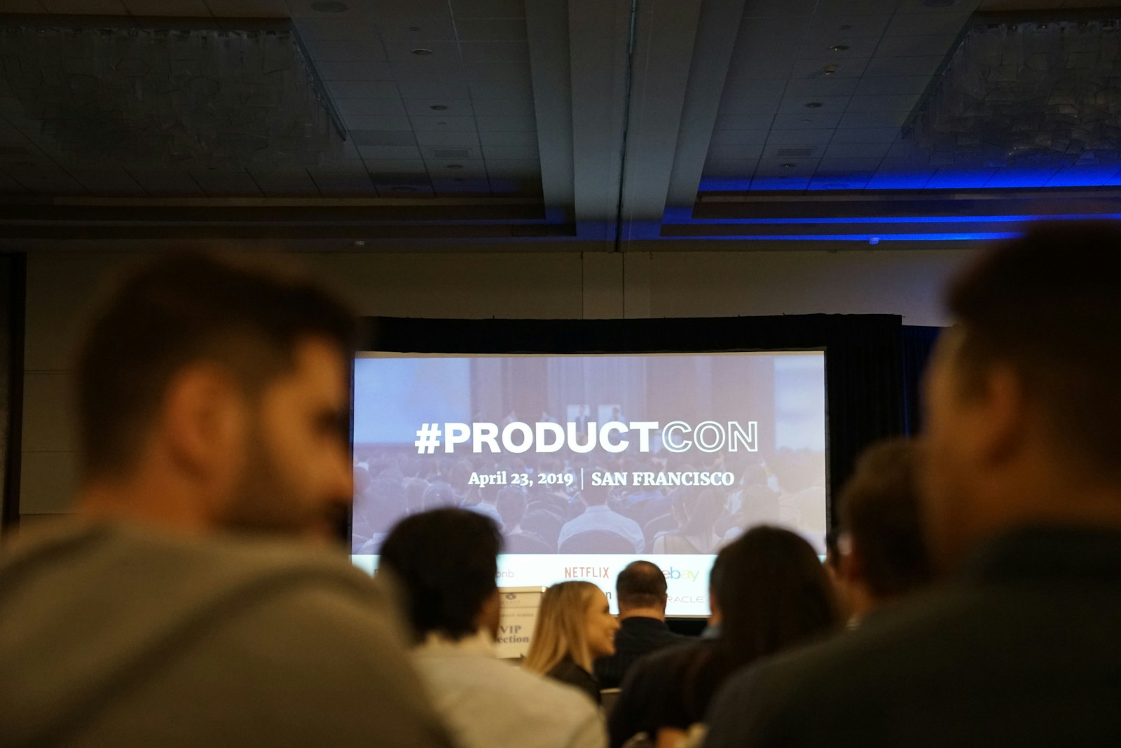 ProductCon 2019 旧金山会议现场,观众面向演讲屏幕
